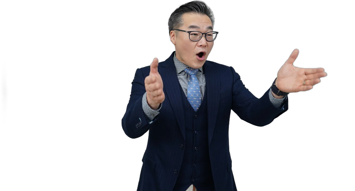 정장 차림으로 손짓하며 설명하는 조재현 변호사