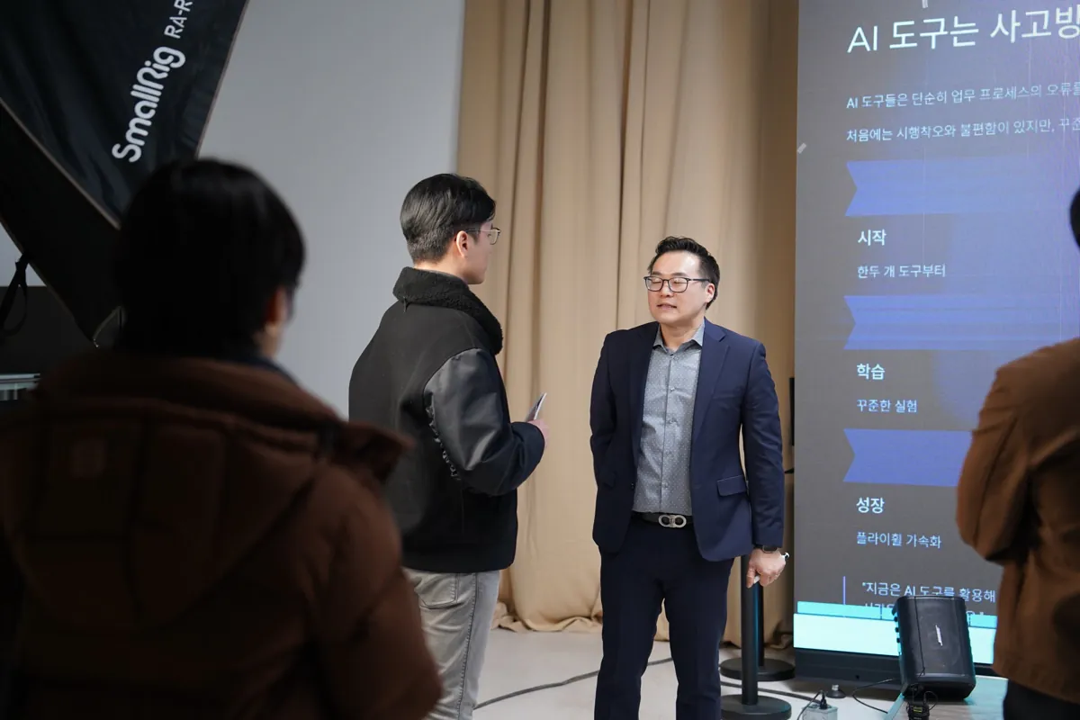 Jae Cho answering a question after a talk